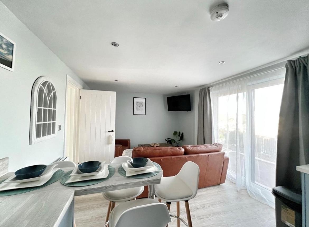 Orchard Lodge -Coastal Retreat, New Build, Village Views, Private Garden And Terrace Saint Brides Major Exterior foto